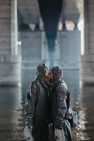 Pareja Amor Besos Encuentra Bajo Puente Trajes Protección Nbc Máscaras — Foto de Stock