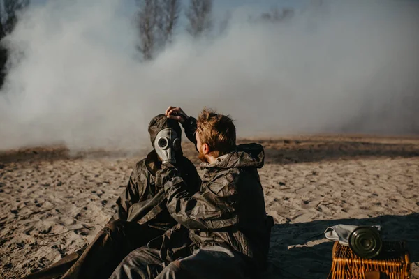 Birbirini Seven Çiftler Nbc Nin Koruyucu Giysileriyle Dışarıda Oturur Duman — Stok fotoğraf