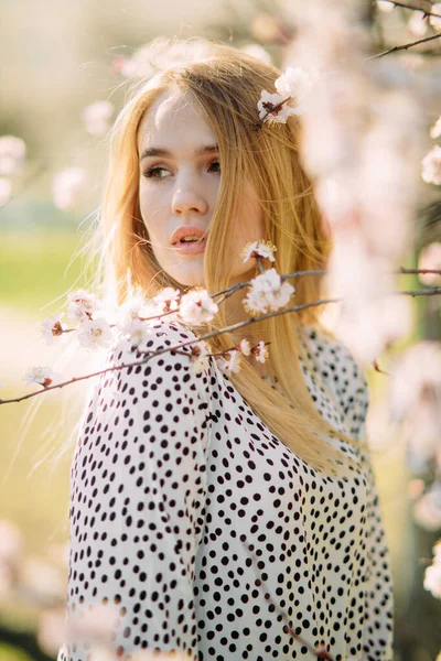 Portret Młodej Blondynki Wśród Kwitnących Gałęzi Moreli Wiosennym Ogrodzie — Zdjęcie stockowe