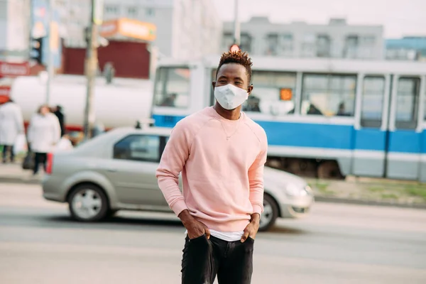 Jovem Africano Está Com Uma Máscara Proteção Médica Seu Rosto — Fotografia de Stock