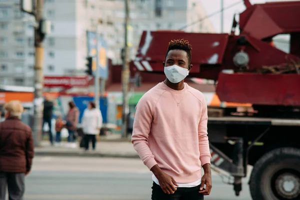 Jovem Africano Está Com Uma Máscara Proteção Médica Seu Rosto — Fotografia de Stock