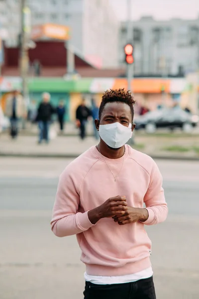 Jovem Africano Está Com Uma Máscara Proteção Médica Seu Rosto — Fotografia de Stock