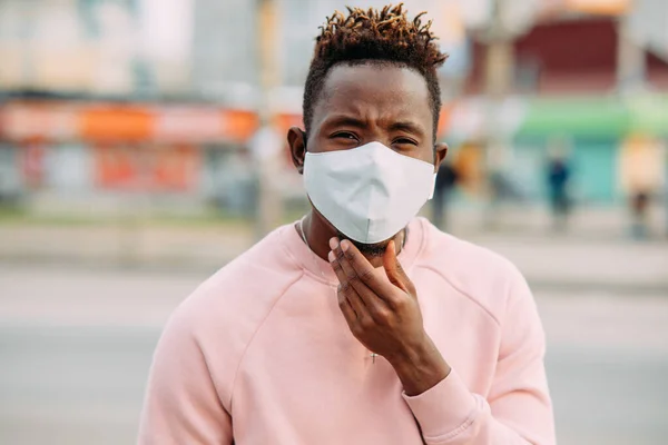 Retrato Jovem Africano Com Uma Máscara Protetora Médica Rosto Rua — Fotografia de Stock