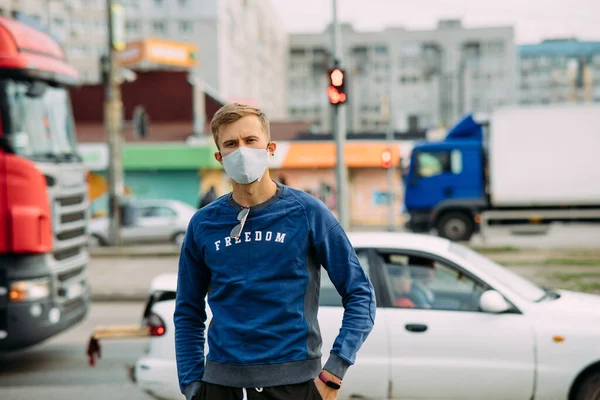 Jovem Está Com Uma Máscara Proteção Médica Seu Rosto Rua — Fotografia de Stock