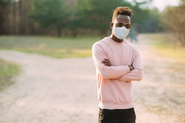 Jovem Africano Está Com Uma Máscara Protetora Médica Rosto Floresta — Fotografia de Stock