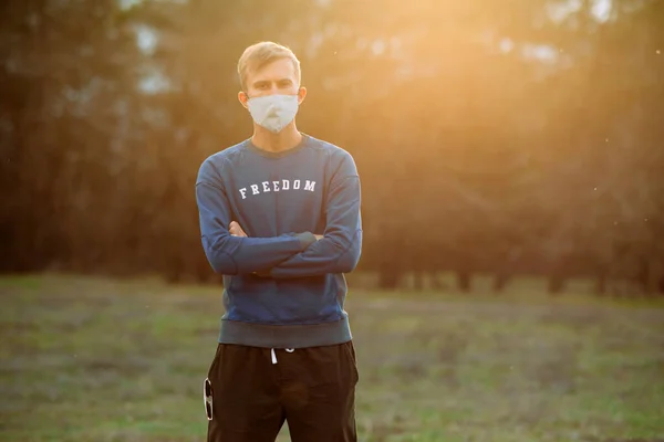 Jeune Homme Tient Debout Avec Masque Protection Médicale Sur Visage — Photo