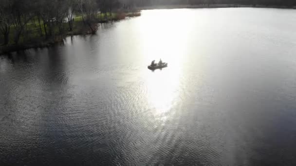 Barco Goma Con Dos Personas Flota Río Largo Orilla Atardecer — Vídeos de Stock