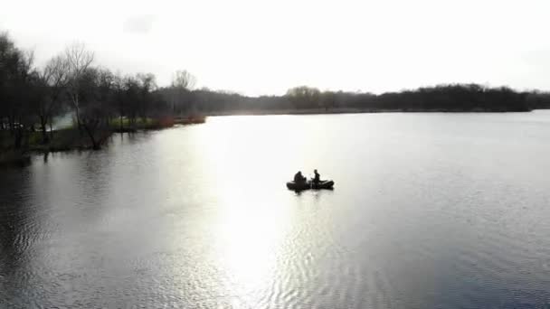 Резиновая Лодка Двумя Людьми Плавает Реке Вдоль Берега Вид Беспилотника — стоковое видео