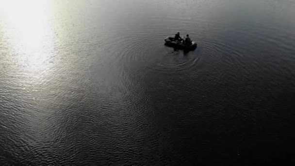 Schlauchboot Mit Zwei Personen Schwimmt Bei Sonnenuntergang Auf Dem Fluss — Stockvideo