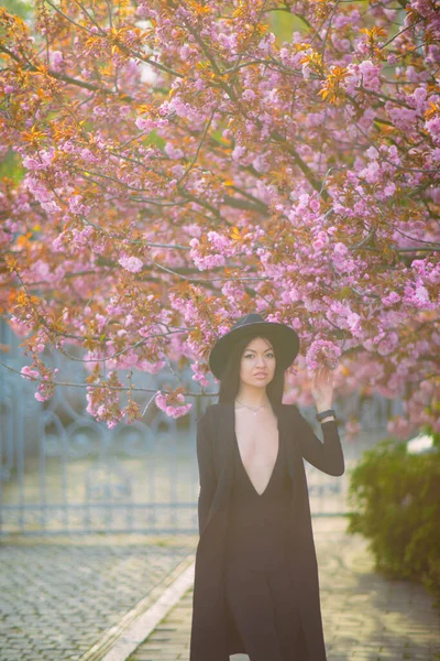 Mujer Joven Vestido Negro Sombrero Disfrutado Relaja Parque Con Árboles —  Fotos de Stock