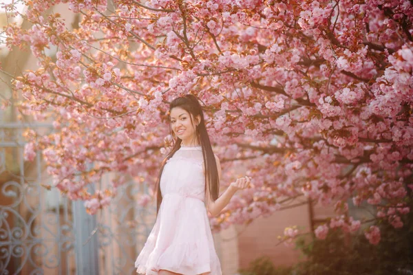 Giovane Donna Abito Bianco Godere Rilassa Nel Parco Con Alberi — Foto Stock