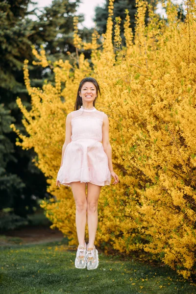 Giovane Donna Abito Bianco Divertimento Salti Nel Parco Con Cespugli — Foto Stock