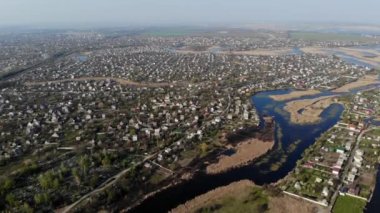 Ufuk çizgisinde köy, sokaklar, yollar, adalar ve nehir deltası kuşbakışı görülüyor. İHA ateşi.