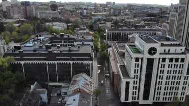 İnsansız hava aracından Dnipro şehrine güzel bir manzara. Sokakları ve binaları gökyüzünün arka planında..