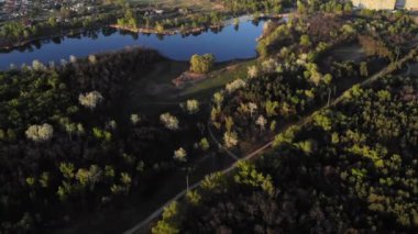 Akşamları nehir boyunca ormanın yukarısında insansız hava aracı ile yapılan keşif. Uzaktan köyü görebiliriz..