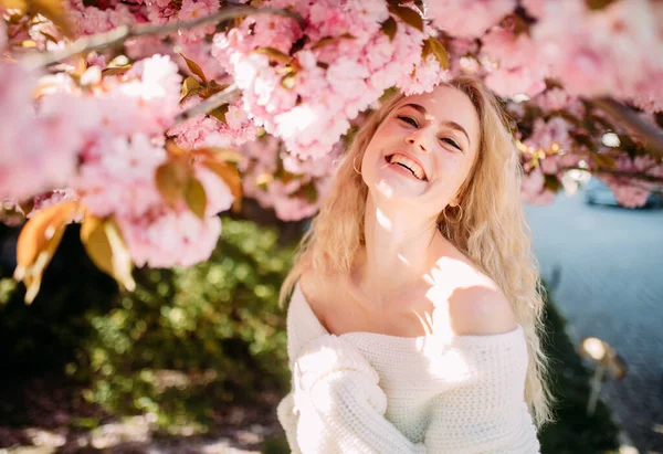 Jovem Mulher Tem Desfrutar Relaxa Parque Com Árvores Sakura Florescendo — Fotografia de Stock