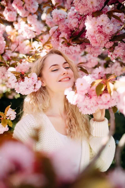 Giovane Donna Godere Rilassa Nel Parco Con Alberi Sakura Fiore — Foto Stock