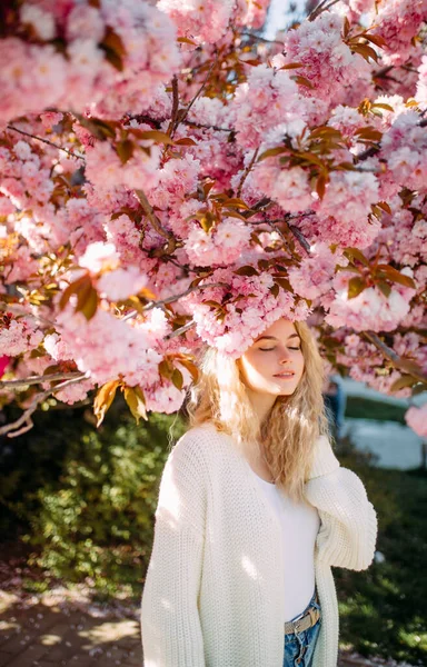 Giovane Donna Cammina Gode Nel Parco Con Alberi Sakura Fiore — Foto Stock