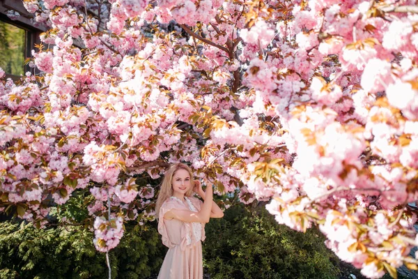 Jeune Femme Promène Jouit Dans Parc Avec Des Arbres Sakura — Photo