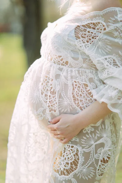 Mulher Grávida Fica Vestido Renda Branca Suporta Barriga Com Mão — Fotografia de Stock