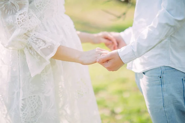 Gravid Kvinna Och Man Står Och Håller Varandra Händerna Medan — Stockfoto