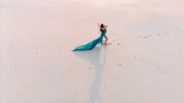 Mulher Envolta Tecido Azul Posando Deserto Sobre Fundo Areia Atirador — Fotografia de Stock
