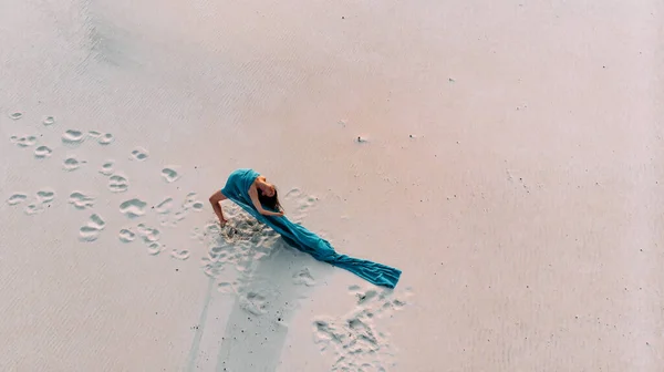 Vrouw Gewikkeld Blauw Weefsel Poserend Woestijn Een Zandachtergrond Schieten Met — Stockfoto