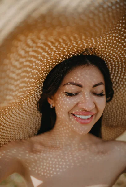 Портрет Щасливої Веселої Жінки Широкому Капелюсі — стокове фото