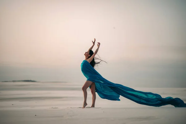 Vrouw Gewikkeld Blauw Weefsel Poseren Woestijn Zand Achtergrond — Stockfoto