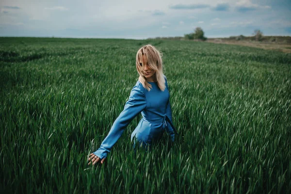 Een Jonge Vrouw Blauwe Jurk Wandelt Tussen Het Groene Veld — Stockfoto