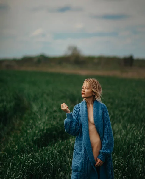 Молода Напіводягнена Жінка Синій Куртці Йде Серед Зеленого Поля Пшениці — стокове фото