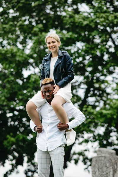 Rasblandat Par Har Kul Och Leker Parken Begreppet Kärleksrelationer Och — Stockfoto