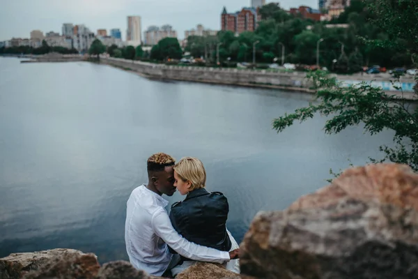 인종간의 부부는 도시의 배경을 껴안는다 인종간 관계와 연합에 — 스톡 사진