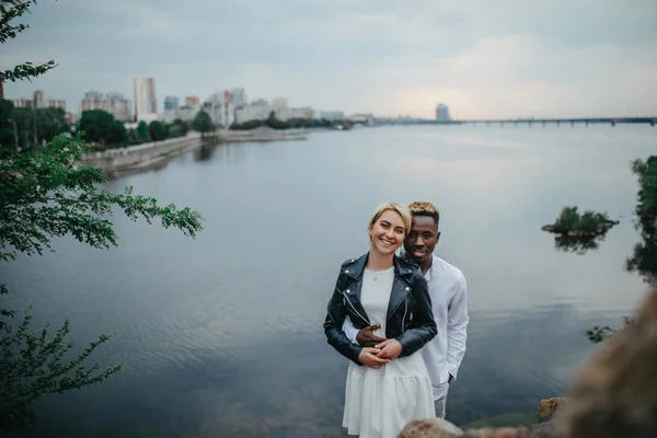 Pareja Interracial Encuentra Fondo Del Río Ciudad Concepto Relaciones Amorosas —  Fotos de Stock