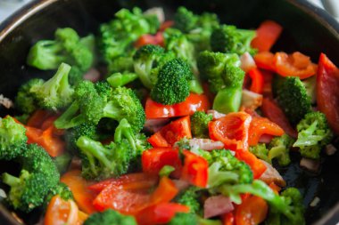 brokoli, pişmiş, kavrulmuş, bir Pan, biber, Füme pastırma