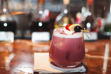 Bar restoranda buz ile kokteyl