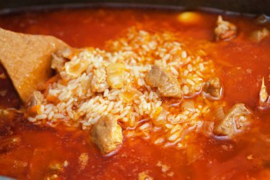 Geleneksel yemek pişirme özbek pilavı