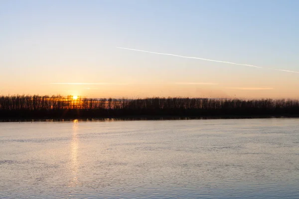 Coucher de soleil sur la rivière ensoleillée — Photo