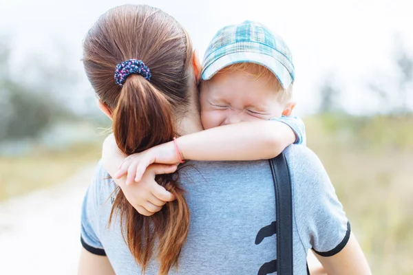 Annenin elleri, hugs, gülümsüyor, mutlu küçük çocuk gülüyor,