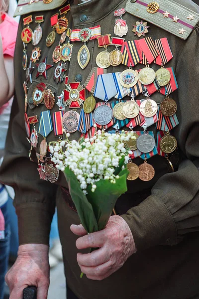 Vacanza, Giorno della Vittoria, 9 maggio, Mosca, Russia, veterano viene assegnato con molti ordini e medaglie . — Foto Stock