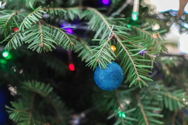 Yeni yıl ağacı oyuncak kapatmak Noel kartı kar düşen
