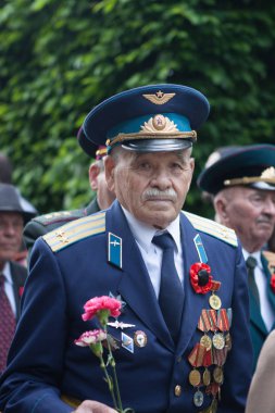Ukrayna, Kiev, 9 Mayıs 2016, Zafer Bayramı, 9 Mayıs. Bir meçhul asker Anıtı: Gaziler Dünya Savaşı taşımak bir meçhul asker Anıtı için çiçekler.
