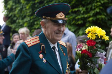 Ukrayna, Kiev, 9 Mayıs 2016, Zafer Bayramı, 9 Mayıs. Bir meçhul asker Anıtı: Gaziler Dünya Savaşı taşımak bir meçhul asker Anıtı için çiçekler.