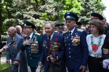 Ukrayna, Kiev, 9 Mayıs 2016, Zafer Bayramı, 9 Mayıs. Bir meçhul asker Anıtı: Gaziler Dünya Savaşı taşımak bir meçhul asker Anıtı için çiçekler.