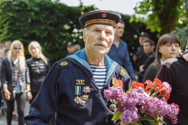 Ukrayna, Kiev, 9 Mayıs 2016, Zafer Bayramı, 9 Mayıs. Bir meçhul asker Anıtı: Gaziler Dünya Savaşı taşımak bir meçhul asker Anıtı için çiçekler.