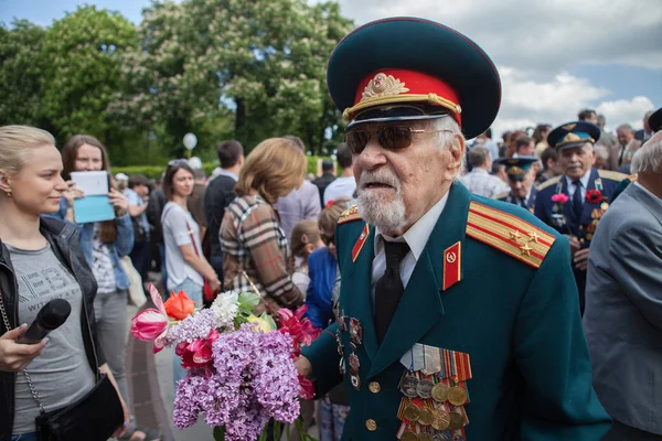 UCRAINA, KIEV, 9 MAGGIO 2016, Giorno della Vittoria, 9 maggio. Monumento a un soldato sconosciuto: i veterani della seconda guerra mondiale portano fiori al monumento di un soldato sconosciuto . — Foto Stock