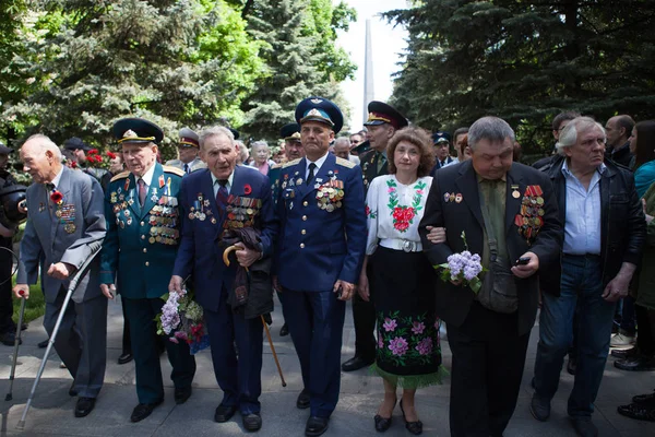 UCRAINA, KIEV, 9 MAGGIO 2016, Giorno della Vittoria, 9 maggio. Monumento a un soldato sconosciuto: i veterani della seconda guerra mondiale portano fiori al monumento di un soldato sconosciuto . — Foto Stock