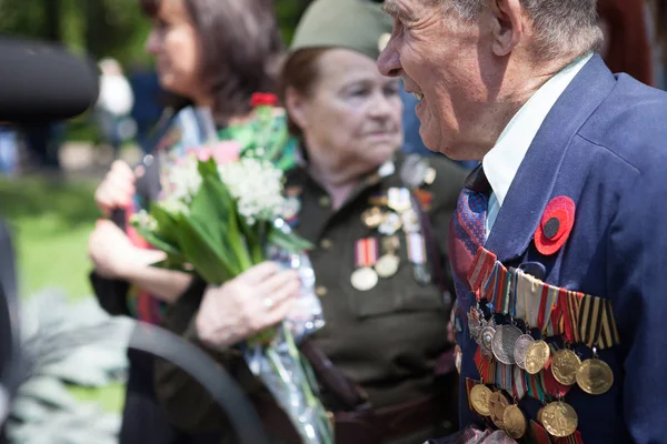 UCRAINA, KIEV, 9 MAGGIO 2016, Giorno della Vittoria, 9 maggio. Monumento a un soldato sconosciuto: i veterani della seconda guerra mondiale portano fiori al monumento di un soldato sconosciuto . — Foto Stock