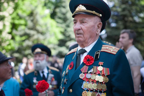 UCRAINA, KIEV, 9 MAGGIO 2016, Giorno della Vittoria, 9 maggio. Monumento a un soldato sconosciuto: i veterani della seconda guerra mondiale portano fiori al monumento di un soldato sconosciuto . — Foto Stock