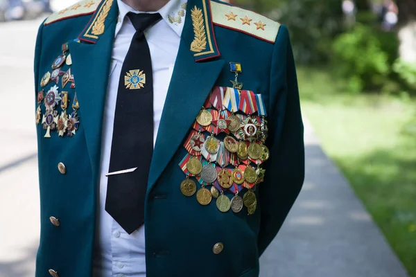 UKRAINE, KIEV, le 9 mai 2016, Jour de la victoire, le 9 mai. Monument à un soldat inconnu : Les anciens combattants de la Seconde Guerre mondiale portent des fleurs au monument d'un soldat inconnu . — Photo